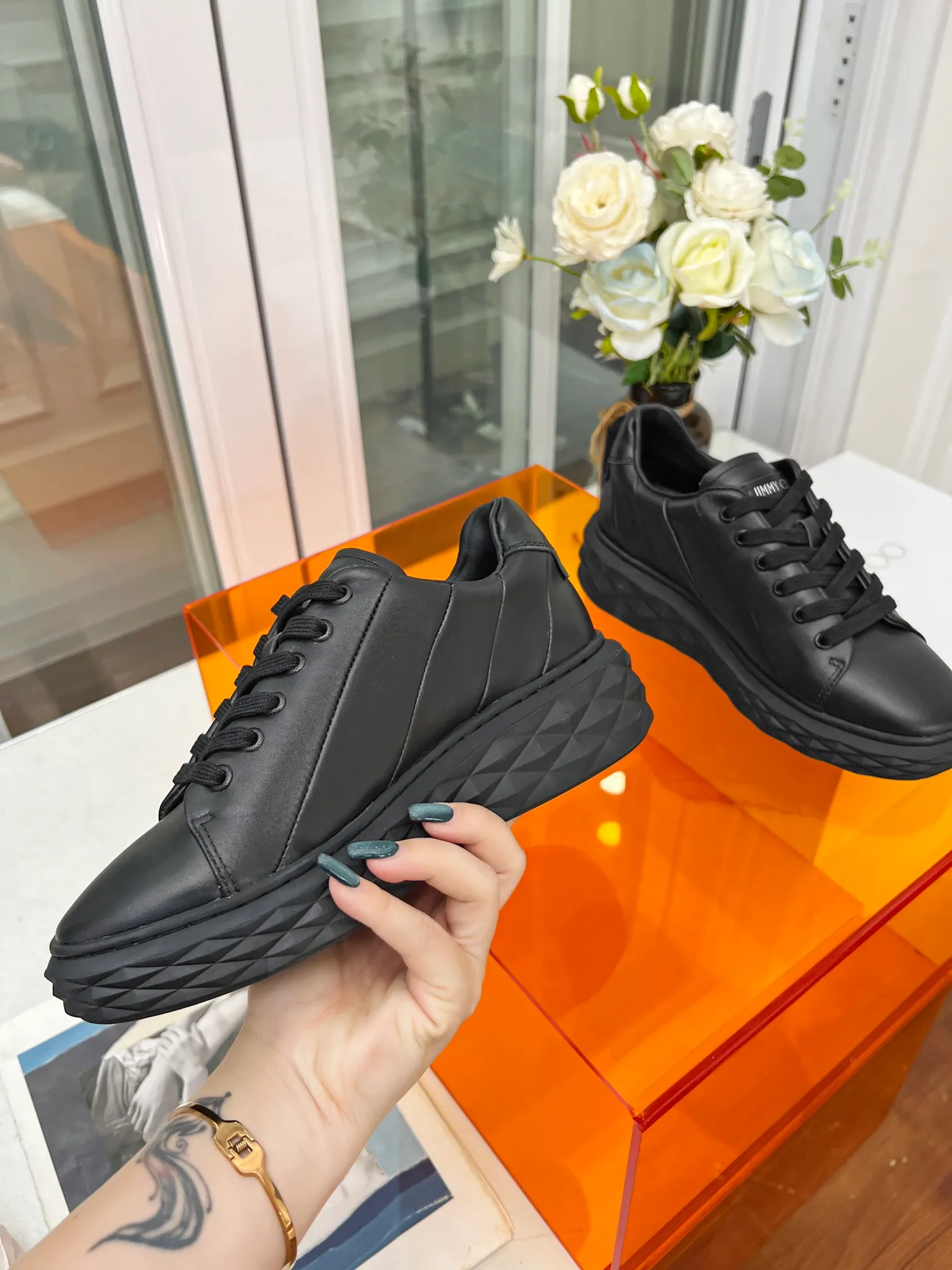 👟👟Ex-factory price 560👟👟 (splicing) Jimmy choo Jimmy Choo 2024 spring and summer Jc new Diamond A new series of sports shoes🔥The uppers are made of original imported cowhide stitching🎵The soles are made of brand elements to prevent diamond multi-faceted cutting to create a three-dimensional sense💥The gradually thinner and thicker design of the soles makes the shoes more comfortable on the feet without the slightest sense of oppression🌹A fashionable, comfortable, versatile and luxurious Diamond sports shoe is worth owning🧚‍♀️ Fabric: Original imported top layer 🐂cowhide Lining: Imported🐑Sheepskin Feet: Original injection molded 🐑 Sheepskin Outsole: Original glass glue combined sole Size: 34-41 (custom-made sizes 34.41 are non-refundable)